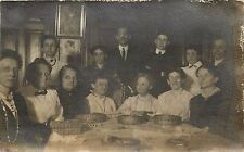 Cartão postal RPPC preto e branco fotografia de grupo na mesa da sala de jantar comprar usado  Enviando para Brazil