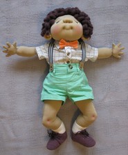 Usado, Boneca escultura macia exclusiva Lorcan 23 pol por Paty Ollaif 2020 pernas dobradas shorts verdes comprar usado  Enviando para Brazil