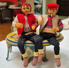 Mesa litográfica de estanho, 4 cadeiras, 2 caras, cachimbo, cervejas, cinzeiro e chapéu - LOTE de 12 comprar usado Mesa litográfica de estanho, 4 cadeiras, 2 caras, cachimbo, cervejas, cinzeiro e chapéu - LOTE de 12 comprar usado  Enviando para Brazil