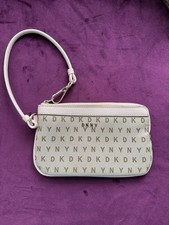 Usado, Carteira feminina DKNY fina com estampa de logotipo zíper em torno da cor marrom leve. comprar usado  Enviando para Brazil