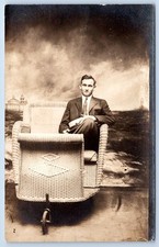 1910 RPPC CADEIRA DE RODAS DE VIME HOMEM CHAPÉU DE PALHA FOTO CARTÃO POSTAL PRAIA ESTUIDO, usado comprar usado  Enviando para Brazil