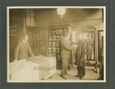 Loja de tecidos tailros com homem em um uniforme cabendo foto ocupacional antiga comprar usado  Enviando para Brazil