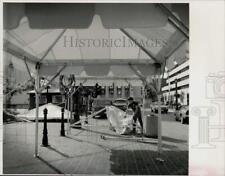 1986 Press Photo Greg Moriarty prepara tenda no evento Taste of Springfield, usado comprar usado  Enviando para Brazil