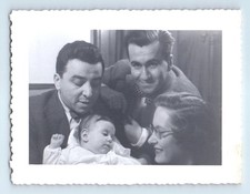 Foto antiga vintage HOMENS MULHER E BEBÊ NA SALA DE ESTAR ENCONTRADA FOTOGRAFIA comprar usado  Enviando para Brazil