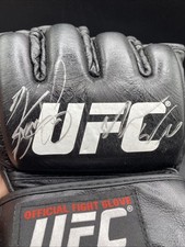 Luva oficial autografada assinada pelo UFC 2014 sem falhas de certificado de autenticidade comprar usado Luva oficial autografada assinada pelo UFC 2014 sem falhas de certificado de autenticidade comprar usado  Enviando para Brazil