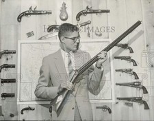 1957 Press Photo Man Holds 3-Barrel Rifle-Shotgun Combo por Golcher, de 1800 comprar usado  Enviando para Brazil