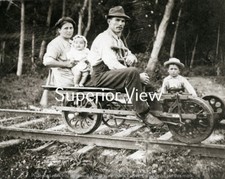 Old Time Railroad Pump Car Railroad Track Pump Car com bebês da família IMPERDÍVEL DE VER comprar usado  Enviando para Brazil