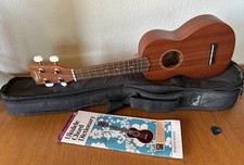 Ukulele soprano Ohana SK-10, acabamento natural, com estojo e livreto de acordes comprar usado  Enviando para Brazil
