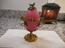 ANTIGO CAIXÃO DE CAIXA DE OVOS OPALINA ROSA MONTADO EM MOLDURA DE DORE COM FLORES E PÁSSARO comprar usado  Enviando para Brazil