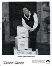 1998 Press Photo Nathan Lane como Joseph Pinoni em Encore! Encore! Programa de TV comprar usado  Enviando para Brazil