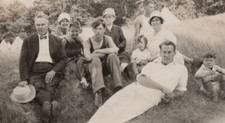 Grupo Adultos Crianças Tenda Relaxante Acampamento Hillside Verão Sentado 1920 Ponto Preto comprar usado  Enviando para Brazil