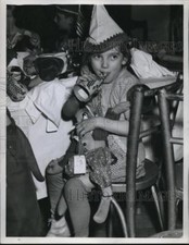 Usado, Foto de imprensa 1945 Mary Claire McKering em uma festa infantil comprar usado  Enviando para Brazil
