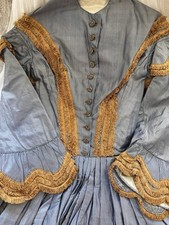 Vestido de seda azul antigo original da década de 1850 listras brancas mangas pagode acabamento franja comprar usado  Enviando para Brazil