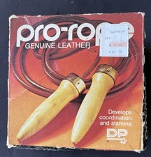 Corda de salto de couro 9 pés. Alças de madeira para rolamentos de esferas. Vintage W Box Pro-Rope comprar usado Corda de salto de couro 9 pés. Alças de madeira para rolamentos de esferas. Vintage W Box Pro-Rope comprar usado  Enviando para Brazil