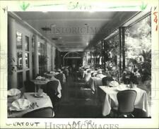 Mesas e cadeiras fotográficas de imprensa 1988 no terraço do restaurante Brennan's comprar usado  Enviando para Brazil