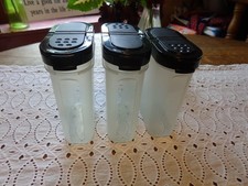 Conjunto de 3 recipientes de especiarias Tupperware 1846D Modular Mates preto flip tops em excelente estado usado comprar usado Conjunto de 3 recipientes de especiarias Tupperware 1846D Modular Mates preto flip tops em excelente estado usado comprar usado  Enviando para Brazil