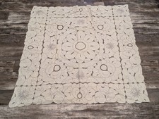 Usado, Toalha de mesa estilo madeira vintage corte e bordado 45" X 44" creme com cinza comprar usado  Enviando para Brazil
