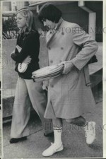 1975 Press Photo Chris Evert e Jimmy Connors após lesão em partida de tênis comprar usado  Enviando para Brazil