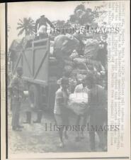 1968 Press Photo Civis puxam sacos de leite de transportador de munição na Nigéria comprar usado  Enviando para Brazil