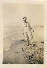 PHOTO ANCIENNE - VINTAGE SNAPSHOT - FEMME MER PLAGE MODE - WOMAN BEACH FASHION comprar usado  Enviando para Brazil