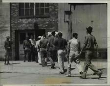 1938 Press Photo Funcionários da Maytag Washing Machine Company entram na fábrica comprar usado  Enviando para Brazil