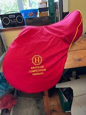 Capa de selim Hastilow Competition Saddles - Tecido vermelho impermeável - Nova em folha comprar usado  Enviando para Brazil