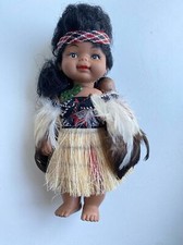 Boneca fantasiada maori lembrança c1980s Parrs Nova Zelândia com penas de bebê 9” Tiki comprar usado  Enviando para Brazil