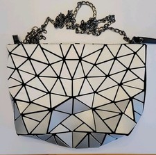 Bolsa tiracolo Patrizia Loca branca brilhante corrente de metal design geométrico comprar usado  Enviando para Brazil