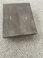 Caixa de joias vintage R & Y Augousti Paris folheado arraia shagreen esculpida em madeira comprar usado  Enviando para Brazil