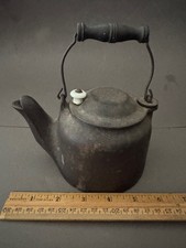WAGNER WARE SYDNEY O MINI CHALEIRA DE CHÁ DE FERRO FUNDIDO B COM CABO DE MADEIRA VINTAGE comprar usado  Enviando para Brazil