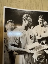 Lou Gehrig, Recebendo Prêmio do Prefeito LaGuardia de Nova York, comprar usado  Enviando para Brazil