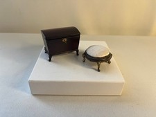 Casa de bonecas miniatura "Bespaq" mogno peito pequeno com bandeja e banquinho acolchoado para pés comprar usado  Enviando para Brazil