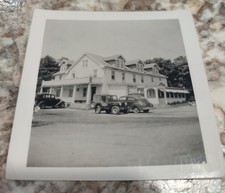 Foto pequena em preto e branco 2,5" pousada histórica quadrada de hotel com jipe e carros antigos comprar usado  Enviando para Brazil
