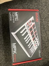 Akai Professional MPKMINIWHITE MKII Teclado Compacto e Controlador Pad - Branco comprar usado Akai Professional MPKMINIWHITE MKII Teclado Compacto e Controlador Pad - Branco comprar usado  Enviando para Brazil