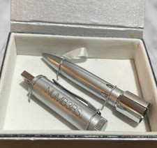 2005 CBS 'NUMB3RS' Conjunto Promocional com Caneta/Caixa USB e DVD! comprar usado  Enviando para Brazil