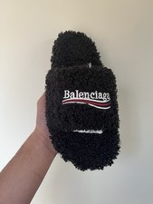 SANDÁLIA BALENCIAGA PRETA PELUDA TAMANHO 11 DESIGN BRANCO/VERMELHO !!️ENVIO O MAIS RÁPIDO POSSÍVEL!!️ comprar usado SANDÁLIA BALENCIAGA PRETA PELUDA TAMANHO 11 DESIGN BRANCO/VERMELHO !!️ENVIO O MAIS RÁPIDO POSSÍVEL!!️ comprar usado  Enviando para Brazil