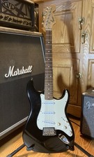 Squier 100 stratocaster usato  Spedire a Italy