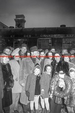 F023476 Austriacka łyżwiarz Eva Pawlik na dworcu kolejowym w Wiedniu Austria 1948 na sprzedaż  Wysyłka do Poland