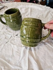 Usado, 2 canecas de café vintage McCoy barril de cerâmica marca escudo verde #4 comprar usado  Enviando para Brazil