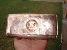 Carteira Michael Kors couro metálico dobrável estilo acordeão logotipo cobre/dourado comprar usado Carteira Michael Kors couro metálico dobrável estilo acordeão logotipo cobre/dourado comprar usado  Enviando para Brazil