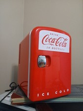 Mini geladeira Coca-Cola, 6 latas mini geladeira refrigerador/aquecedor -funcionando - sem sinal de uso comprar usado Mini geladeira Coca-Cola, 6 latas mini geladeira refrigerador/aquecedor -funcionando - sem sinal de uso comprar usado  Enviando para Brazil