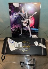 Mini guitarra Kiss Tommy Thayer recordações assinadas mais foto assinada comprar usado  Enviando para Brazil