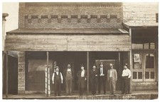 Foto real RPPC: 7 homens de chapéus na varanda da barbearia, varas de barbeiro. Pré-1920. comprar usado  Enviando para Brazil