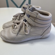 Tênis Reebok Freestyle Hi Top couro de arenito alto silencioso EXCELENTE tamanho 6 comprar usado  Enviando para Brazil