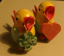 Mini filhotes de madeira vintage - pintados à mão 1) com coração e 1) com trevo de 4 folhas comprar usado  Enviando para Brazil