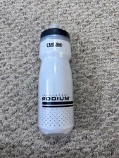 NOVA COM ETIQUETAS 21 OZ GARRAFA DE ÁGUA PÓDIO ISOLADA FRIA CAMELBAK BRANCA/PRETA comprar usado  Enviando para Brazil