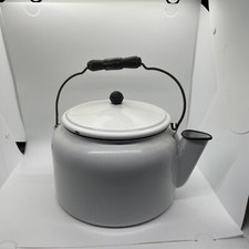 Usado, LINDA CHALEIRA GRANDE VINTAGE COM CABO DE MADEIRA ESMALTE BRANCO E PRETO comprar usado  Enviando para Brazil