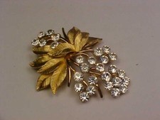 Usado, Broche de flores vintage assinado coroa trifari tom dourado e strass comprar usado  Enviando para Brazil