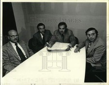 Usado, 1972 Press Photo Empresários se reúnem em torno da mesa de conferência em Nova York comprar usado  Enviando para Brazil