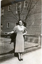 Mulher sorridente posando no vestido foto instantânea vintage menina feliz cabelo curto 148 comprar usado  Enviando para Brazil